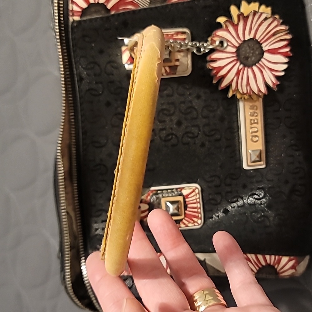 Guess purse - Picture 9 of 14
